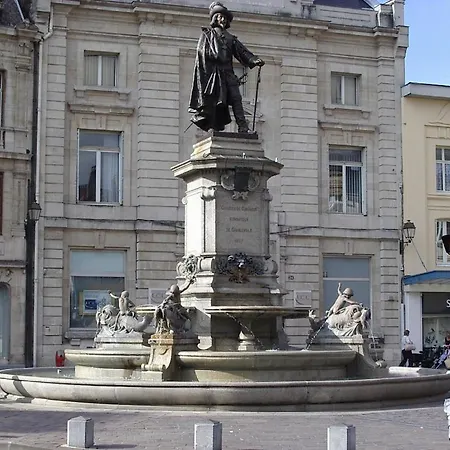 Budget Downtown With Parking Appartement Charleville-Mézières